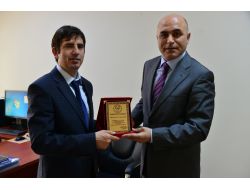 Belediye Başkanı Korkut'tan Başarılı Doktora Plaket