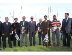 Hatay Valisi Lekesiz, Yayladağı'nda Fidan Dağıtım Törenine Katıldı