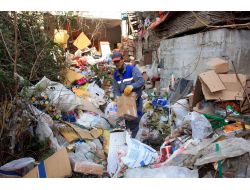 Çöp Ev Sahibi Kadın, Görevlileri Anayasa Mahkemesine Gitmekle Tehdit Etti