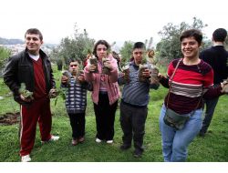 Karşıyaka'da Engelliler Ağaç Dikti