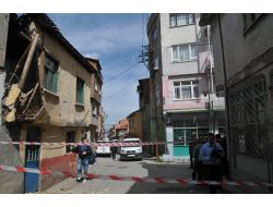 Evin Duvarı Üstüne Yıkıldı, Camdan Kaçıp Kurtuldu