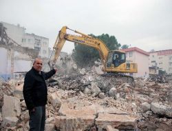 1998'deki Depremde Hasar Gören Okul Binası Yıkıldı