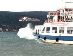 Lodos Çanakkale'de Deniz Ulaşımını Olumsuz Etkilemeye Devam Ediyor