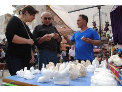 Lületaşından Hediyelik Eşya Yapımını Turistlere Uygulamalı Gösteriyor