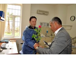 Başkan Sözen, Doktorların Gününü Gül Takdimiyle Kutladı