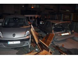 Manisa'da Şiddetli Lodos Hayatı Olumsuz Etkiledi