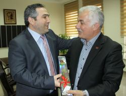 Başkan Özden, Sağlıkçılara Gül Dağıttı