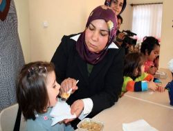Adanalı Kadınlar Kimsesiz Çocuklara Aşure Dağıttı