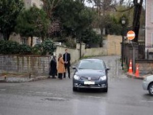 Başbakan'ın evinin önünde umutlu bekleyiş