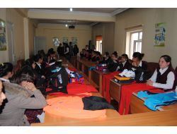 Yüksekova´da 120 Kız Öğrenciye Spor Malzemesi Dağıtıldı