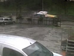 Seyir Halindeki Otomobilin Üzerine Kamyon Devrildi