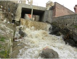 Erciyes’te Eriyen Kar Suları Dereleri Doldurdu