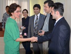 Cizre Devlet Hastanesi İdaresi Personele Gül Dağıttı