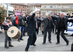 Davul Zurna Eşliğinde Banka Ücretlerine Karşı İmza Topladılar
