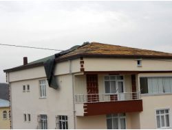 Akkuş'ta Şiddetli Rüzgâr Çatıları Uçurdu