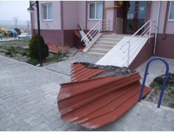 Yerköy’de Şiddetli Lodos Çatıları Uçurdu