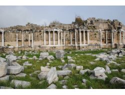 M.s. 2'nci Yüzyıldan Kalma Tarihi Çeşmenin 23 Sütunu Ayağa Kaldırıldı