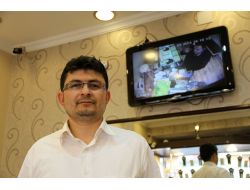 Takım Elbiseli Hırsız, El Çabukluğuyla Künyeyi Çaldı