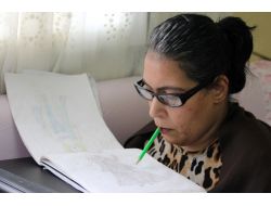 Elleri Tutmayan Engelli Kız, Hayallerini Ağzıyla Çiziyor