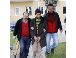 Haciz İçin Gelen Avukatın Boğazını Falçata İle Kesti