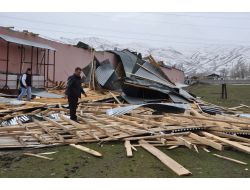 Saatteki Hızı 86 Kilometreyi Bulan Fırtına Çatıları Uçurdu