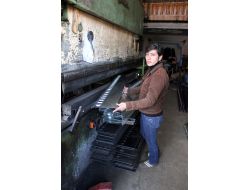 Sanayide Demir Ustası, Evininin İse Hanımı (Özel)