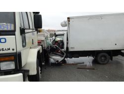 Kamyona Çarpan Sürücüyü İtfaiye Kurtardı