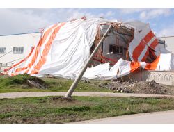 Şiddetli Lodos Halı Sahayı Uçurdu