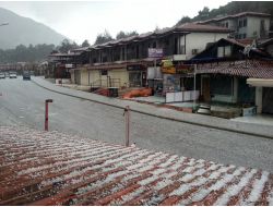Dolu Yağışı Ölüdeniz'i Beyaza Bürüdü