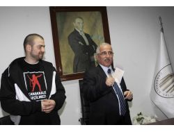 Vali Tuna, Çanakkale İçin Bestelenen Rap Şarkıyı Söyledi