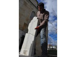 Fatih Sultan Mehmet’in Eşi Sitti Şah Hatun’un Mezar Taşı Yerine Konuldu