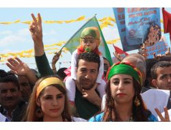 Mersin'deki Nevruz Kutlamalarında Öcalan Posterleri Açıldı