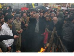 Bursa'da Yağmur Altında Gerçekleştirilen Nevruz Mitingi Olaysız Bitti