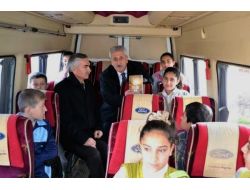 Taşımalı Eğitimde Öğrenciler Serviste Kitap Okuyor