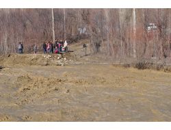 Köprü Yıkılınca Vatandaşlar Mahsur Kaldı