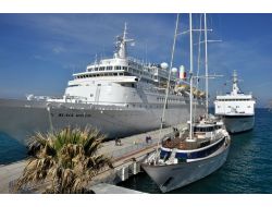 Kuşadası Üç Kruvaziyerle Sezonu Açtı!