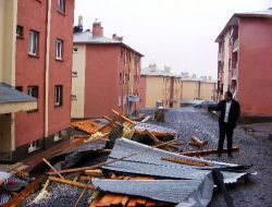 Fırtına, Tatvan'da Hayatı Olumsuz Etkiliyor!