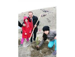 Minik Eller Toprakla Buluştu