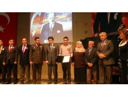 Şehit Babasının Madalyasını Aldı