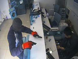 Banka Soygunu Güvenlik Kamerasına Yansıdı