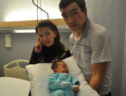 2 Aylık Kazak Bebek Tümor Ameliyatı İle Hayata Tutundu