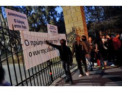 Rumlar, Eurogroup'un Kararını Sokaklara Dökülerek Protesto Etti