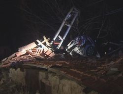 Ahıra Uçan Otomobilin Sürücüsü Yaralı Kurtuldu