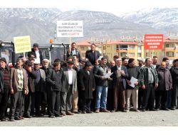 Sulama Parasını Yüksek Bulan Çiftçiler, Traktörlerini Satışa Çıkardı