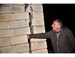 Hakkari'de Zemin Çöktü Üç Ev Hasar Gördü