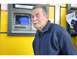 Yardım İstediği Yaşlı Adamın Maaşını Çekip Kaçtılar