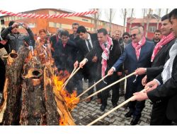 Vali Karaloğlu, Nevruz'u Kürtçe Kutladı
