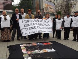 Protesto İçin Kitapları Zincirlediler