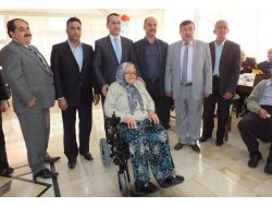 Arslantaş’tan Huzurevi Sakinine Akülü Tekerlekli Sandalye