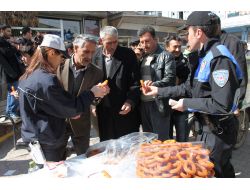 Nevruz Töreninde Polisten Çikolata Ve Tatlı İkramı